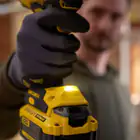 Llave de impacto Stanley SFMCF940M1-QW V20 de 4 Ah y 1/2